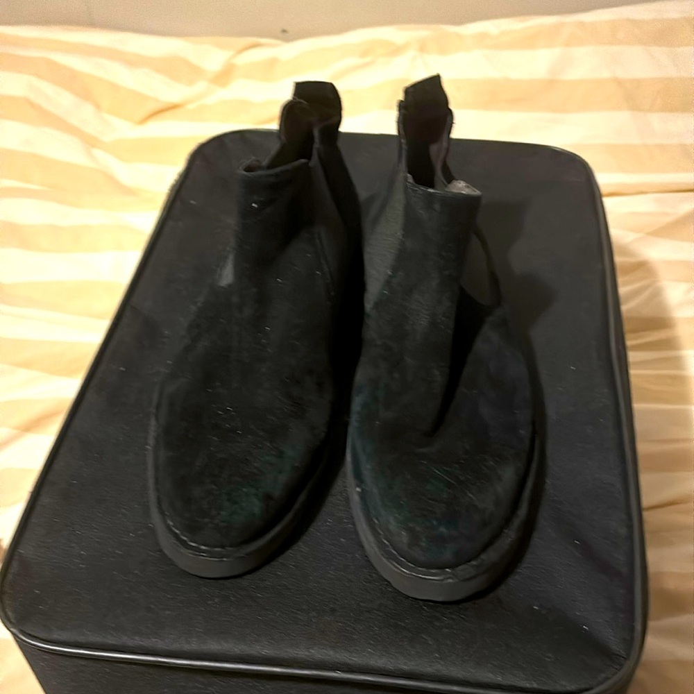 Saks Fifth Avenue Mens black Suede Low Ankle Boots Size 8.5M. New. Never worn